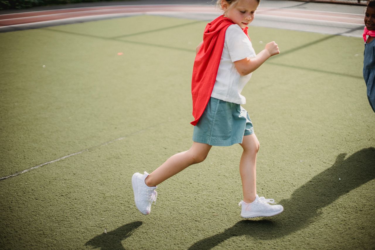 運動会の校庭を走る子どもの後ろ姿